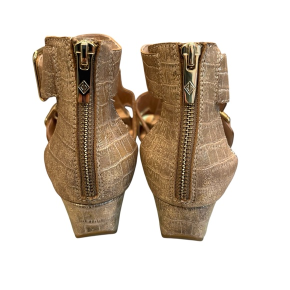 Donald Pliner Olive Wedge Sandals Metallic Gold Rose, Sz 8 - Picture 13 of 15